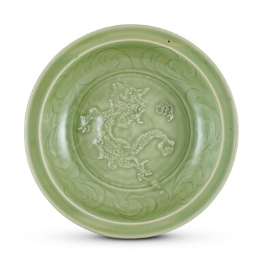 View full screen - View 1 of Lot 5008. A large Longquan celadon 'dragon' dish Yuan dynasty 元 龍泉青釉龍紋折沿盤.