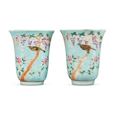 View full screen - View 1 of Lot 1020. A pair of turquoise-ground famille-rose 'Dayazhai' 'hwamei and flowers' cups, Qing dynasty, Guangxu period, circa 1876 | 清光绪 约1876年 松石綠地粉彩藤夢花鳥紋盃一對 《大雅齋》《天地一家春》《永慶長春》款.