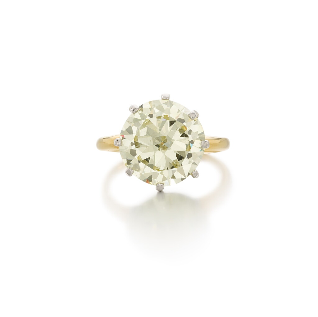 View full screen - View 1 of Lot 77. Diamond Ring .