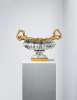Vase « Choiseul » en porcelaine de Sèvres et monture de bronze doré d’époque Louis XV, vers 1763-1765, les montures probablement d'après un dessin de Jean-Claude Chambellan Duplessis