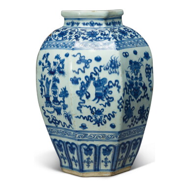 View full screen - View 1 of Lot 580. A CHINESE BLUE AND WHITE OCTAGONAL 'ANTIQUES' JAR, QING DYNASTY, 19TH CENTURY.