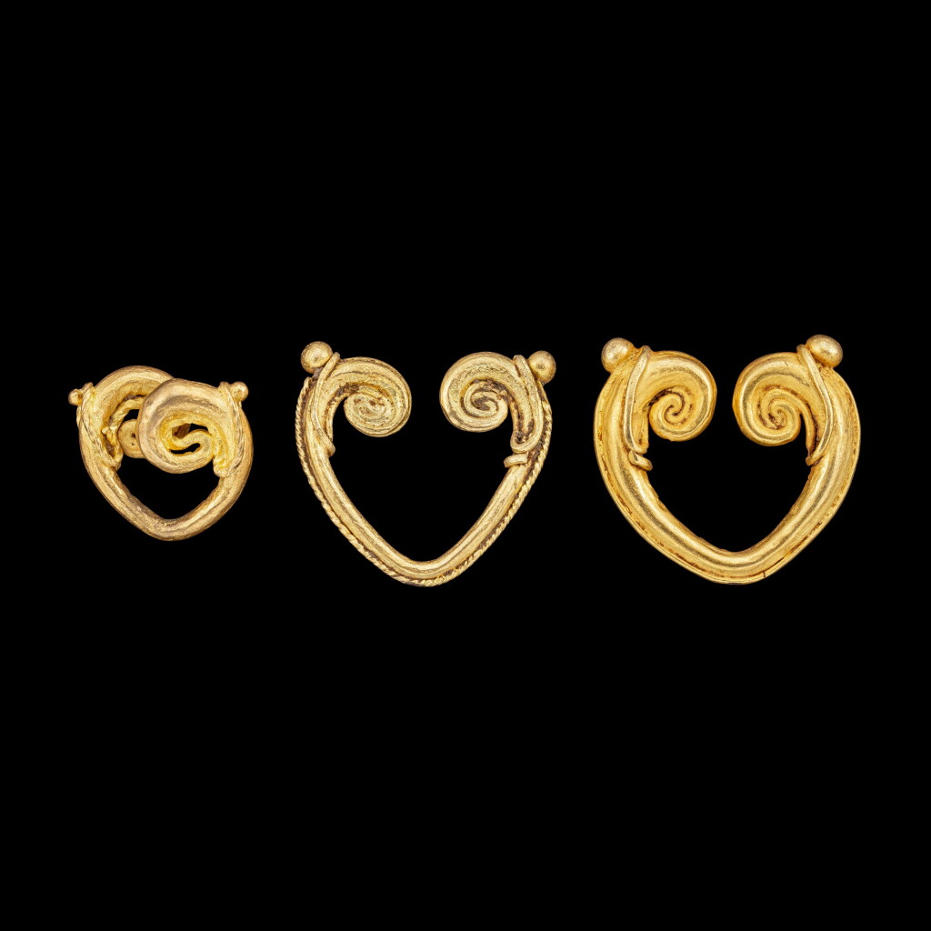 View full screen - View 1 of Lot 1092. Three gold double-scroll fertility earrings Java, Indonesia, 8th - 12th century | 八至十二世紀 印尼爪哇 金耳飾一組三件.