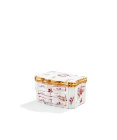 View full screen - View 1 of Lot 149. A GOLD MOUNTED MENNECY PORCELAIN SNUFF-BOX SHAPED AS A CHEST OF DRAWERS, UNMARKED, CIRCA 1755-1760 | TABATIÈRE EN PORCELAINE DE MENNECY EN FORME DE COMMODE MONTÉE EN OR, NON POINÇONNÉE, VERS 1755-1760 .