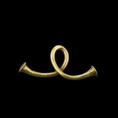 View full screen - View 1 of Lot 1046. A looped solid gold earring Java, Indonesia, 7th - 12th century | 印尼爪哇 七至十二世紀 環形金耳飾.