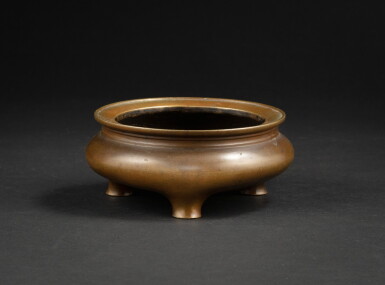 View full screen - View 1 of Lot 121. A bronze tripod incense burner, ding Qing dynasty, 18th century | 清十八世紀 銅鬲式爐 《宣德年製》仿款.