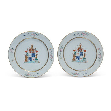 View full screen - View 1 of Lot 228. A Pair of Chinese Export Armorial Chargers, Qing Dynasty, Qianlong Period, Circa 1750 | 清乾隆 約1750年 粉彩紋章圖大盤一對.