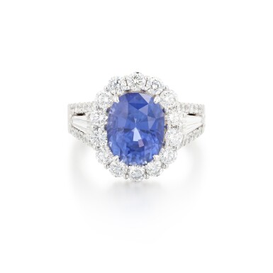 View full screen - View 1 of Lot 291. Bague saphir à changement de couleur et diamants | Colour-Change sapphire and diamond ring.