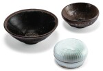 DEUX BOLS JIAN ET UNE BOÎTE COUVERTE QINGBAI DYNASTIE SONG | 宋 建窰盌二件 及 宋 青白釉蓋盒一組三件 | Two 'Jian' bowls and a circular moulded circular 'Qingbai' box and cover, Song Dynasty