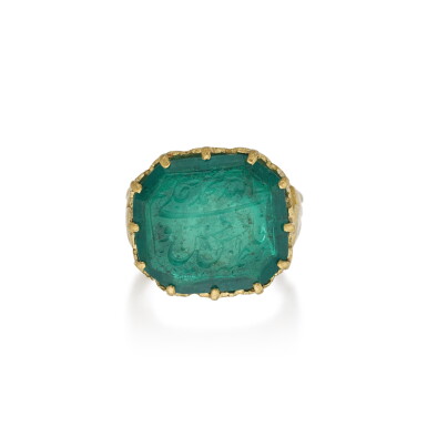 View full screen - View 1 of Lot 784. Emerald ring.