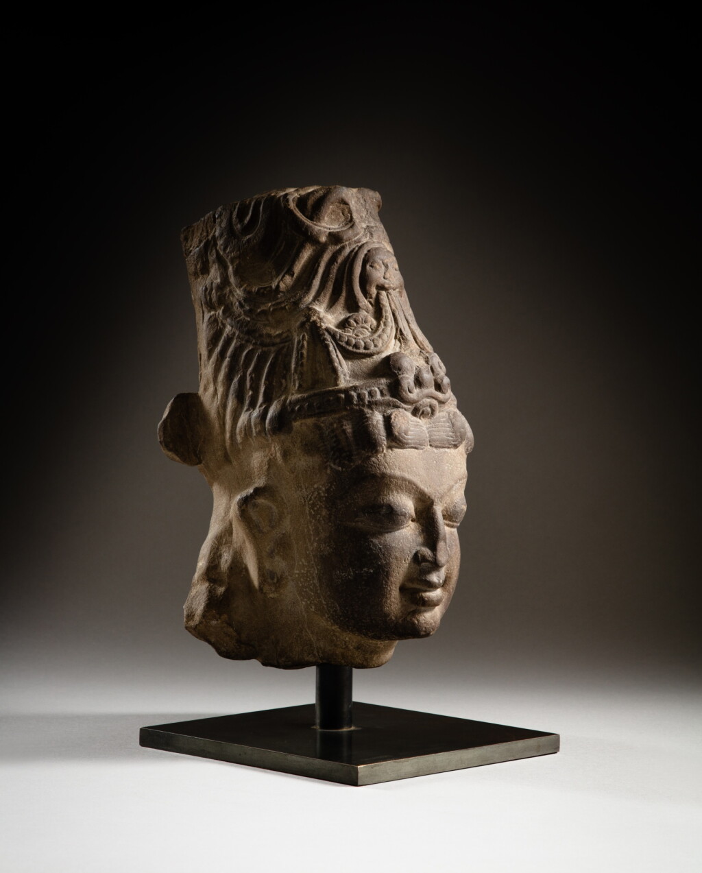 View full screen - View 1 of Lot 139. A stone head of Vishnu, North India, 11th - 12th century | 北印度 十一至十二世紀 石雕毗濕奴首像.