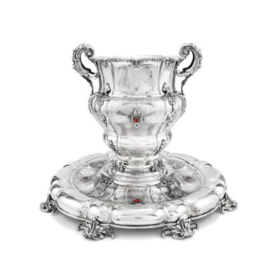 View full screen - View 1 of Lot 11. An Italian large silver and cornelian vase and stand, Mario Buccellati, Milan, circa 1940 | Grand vase et son présentoir en argent et cornaline, Mario Buccellati, Milan, vers 1940.
