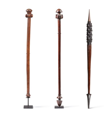 View full screen - View 1 of Lot 76. Trois massues dont deux Vanuatu, Île de Pentecôte, et une Sulka, Nouvelle-Bretagne, Papouasie-Nouvelle-Guinée | Three clubs, two Vanuatu, Pentecost Island, and one Sulka New Britain, Papua New Guinea.