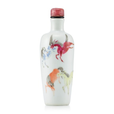 View full screen - View 1 of Lot 3065. A Famille-Rose 'Eight Horses of Muwang' Snuff Bottle Seal Mark and Period of Daoguang | 清道光 粉彩八駿圖鼻煙壺 《道光》款.