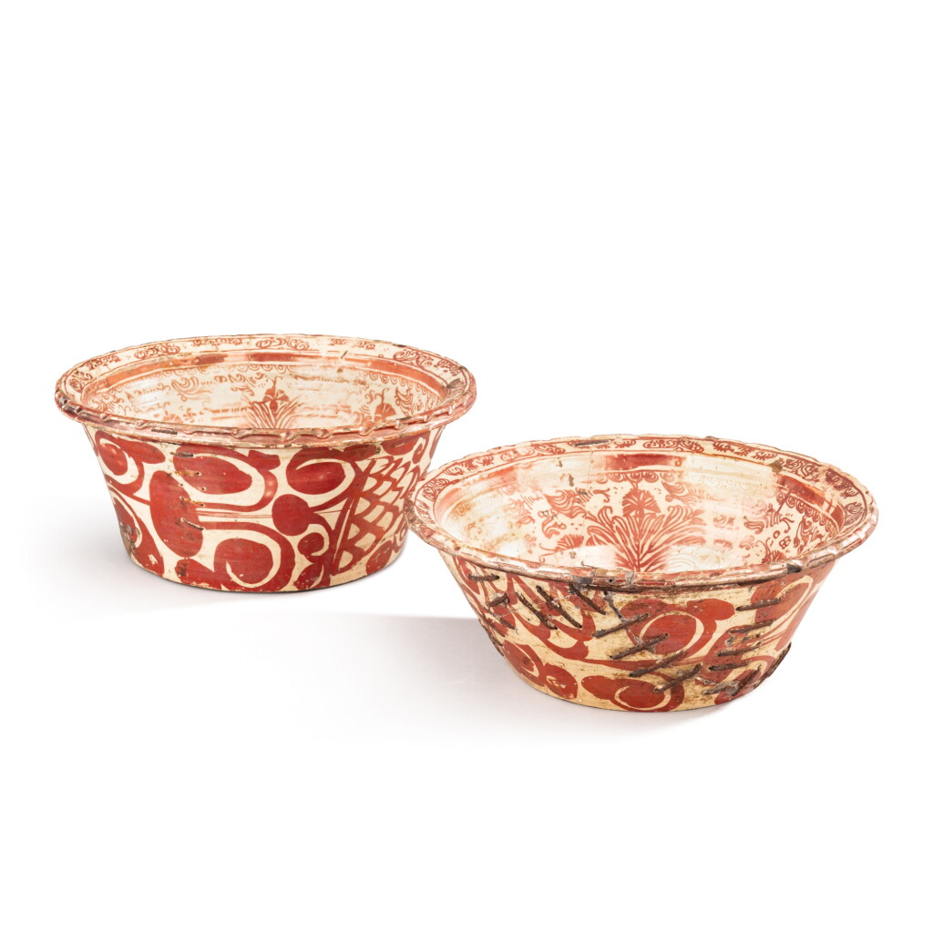View full screen - View 1 of Lot 289. A pair of Hispano Moresque lusterware bowls, Spain, 17th century or later | Paire de bols en céramique lustrée Hispano Moresque, Espagne, XVIIeme siècle ou postérieur.
