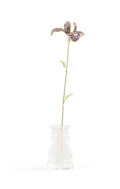 View full screen - View 1 of Lot 150. A jeweled gold iris flower study, in a carved rock-crystal vase, the gold stem with two leaves set with emeralds, the flowerhead set with diamonds and amethysts, circa 2000 | Fleur d'iris en or 18 carats sertie de diamants, émeraudes et améthystes dans un vase en cristal de roche, vers 2000.