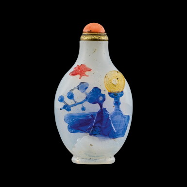 View full screen - View 1 of Lot 1067. A three-colour overlay glass 'precious objects' snuff bottle Qing dynasty, Qianlong period | 清乾隆 涅白地套三色料清供博古圖鼻煙壺.
