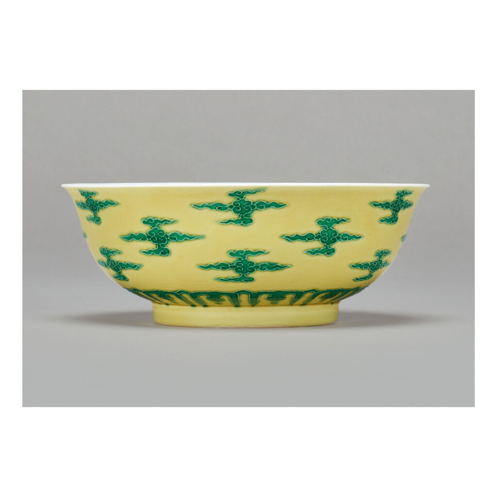 全萤幕检视 - 查看106 A RARE YELLOW-GROUND GREEN-ENAMELED 'CLOUD SCROLL' BOWL , KANGXI MARK AND PERIOD的1