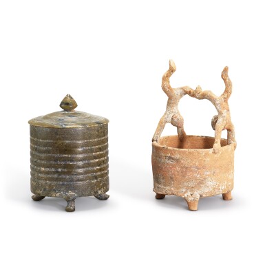 View full screen - View 1 of Lot 309. A pottery 'acrobat'-handled bucket, Han dynasty and a steatite tripod incense burner and cover, Tang dynasty 漢 陶雜技人物提樑奩 及 唐 滑石弦紋蓋奩.