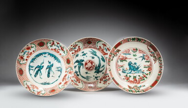 View full screen - View 1 of Lot 15. A group of three ‘Swatow’ dishes, Ming dynasty | 明 漳州窰大盤一組三件.