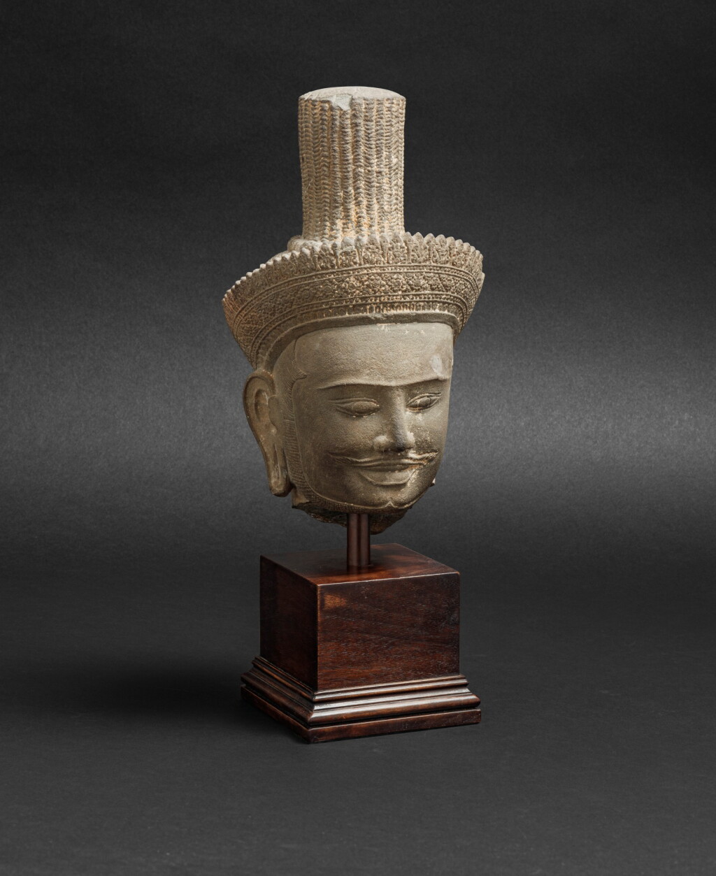 View full screen - View 1 of Lot 102. Tête de divinité en grès Cambodge, art Khmer, style Banteay Srei, fin du XE siècle | 柬埔寨 十世紀晚期 高棉班迭斯雷式砂岩雕佛首像 | A sandstone head of a deity, Khmer, Banteay Srei style, late 10th century.