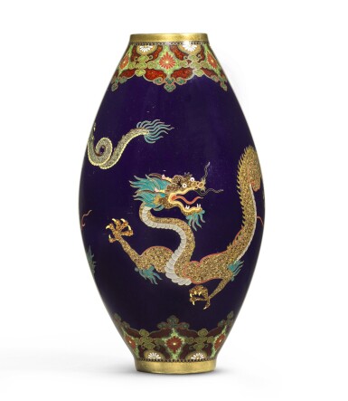 View full screen - View 1 of Lot 68. A CLOISONNÉ VASE SIGNED ON A SILVER TABLET KYOTO NAMIKAWA (NAMIKAWA YASUYUKI, 1845–1927) | MEIJI PERIOD, LATE 19TH CENTURY.