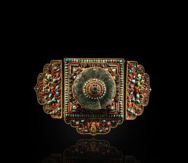 View full screen - View 1 of Lot 4. A turquoise, paste and semi precious stones inlaid gilt-silver belt buckle and a jade disc (Bi), Nepal, 19th century | 尼泊爾 十九世紀 銀鎏金嵌寶帶扣 及 玉雕璧.