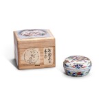 A small wucai 'dragon and phoenix' box and cover, Mark and period of Wanli | 明萬曆 五彩龍鳳紋小蓋盒 《大明萬曆年製》款