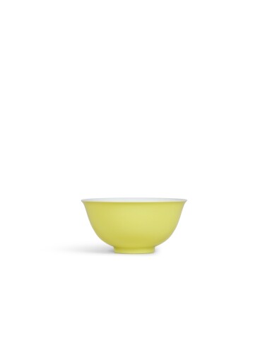View full screen - View 1 of Lot 2164. A fine lemon-yellow-enamelled bowl, Seal mark and period of Qianlong | 清乾隆 檸檬黃釉盌 《大清乾隆年製》款.