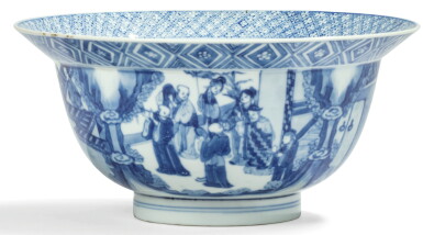 View full screen - View 1 of Lot 44. BOL EN PORCELAINE BLEU BLANC MARQUE ET ÉPOQUE KANGXI | 清康熙 青花人物故事圖折沿盌 《大清康熙年製》款 | A blue and white 'Klapmuts' bowl, Kangxi mark and period.