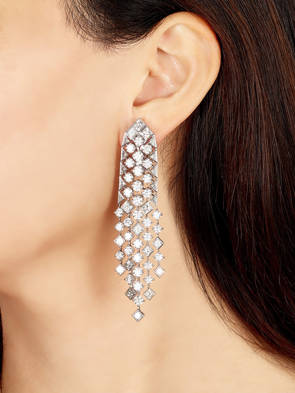 View full screen - View 1 of Lot 1421. GRAFF | 'SNOWFALL' DIAMOND PENDENT EARRINGS | 格拉夫 | 'Snowfall' 鑽石吊耳環一對 ( 鑽石共重約21.35卡拉 ) .