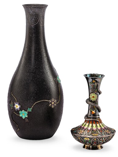 View full screen - View 1 of Lot 119. VASE EN FER ET ÉMAUX CHAMPLEVÉS ET PETIT VASE EN ARGENT ÉMAILLÉ JAPON, ÉPOQUE MEIJI | 日本 明治時期 鐵鏨胎琺瑯 及 銅胎嵌銀瓶 一組兩件 《光重》款 | An champlevé enameled iron vase and an inlaid silver vase, Japan, Meiji period.