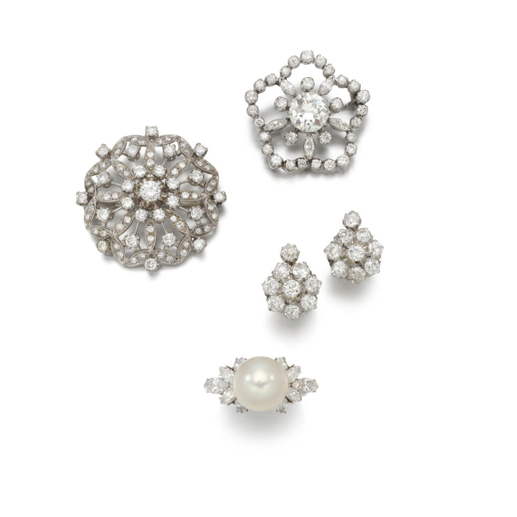 View full screen - View 1 of Lot 94. Diamond brooches and a pair of earrings and a cultured pearl and diamond ring | Spille e orecchini in diamanti e un anello in perla coltivata e diamanti on perla.