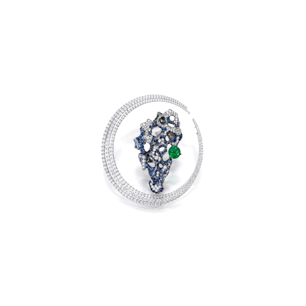 View full screen - View 1 of Lot 1753. ELSA JIN | EMERALD, SAPPHIRE AND DIAMOND BROOCH Elsa Jin | 祖母綠 配 藍寶石 及 鑽石 別針.