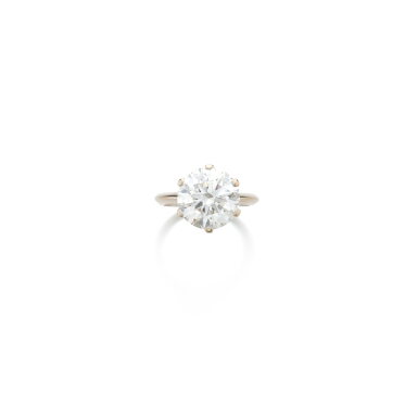 View full screen - View 1 of Lot 766. Diamond ring.