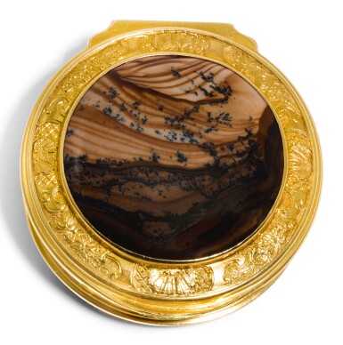 View full screen - View 1 of Lot 31. A SMALL GOLD AND HARDSTONE BOX, LONDON, CIRCA 1750.