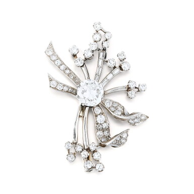 View full screen - View 1 of Lot 322. Broche diamants | Diamond brooch.