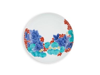 View full screen - View 1 of Lot 2114. A porcelain dish, Nabeshima ware, Hizen, Edo period, late 17th – early 18th century | 色絵水葵文皿 肥前 鍋島藩窯 江戸時代中期 17世紀後半~18世紀前半.