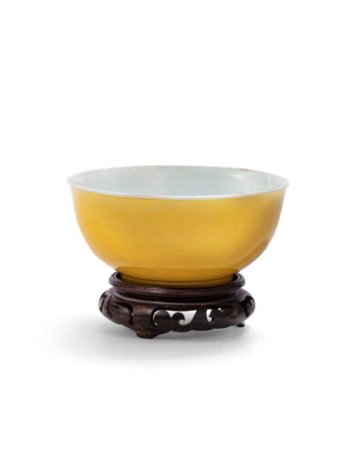 View full screen - View 1 of Lot 118. A yellow-glazed bowl Qing dynasty, 19th century | 清十九世紀 黃釉盌 《大清乾隆年製》仿款.