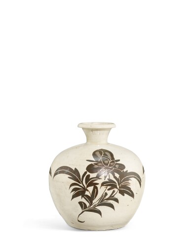 View full screen - View 1 of Lot 5012. A rare Cizhou painted 'peony' truncated meiping, tulu vase, Jin dynasty | 金 磁州窰白地黑彩牡丹紋吐魯瓶.