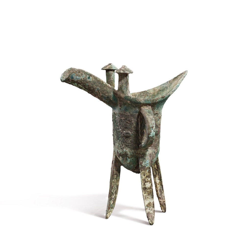 View full screen - View 1 of Lot 1009. An inscribed bronze ritual wine vessel, jue, Late Shang dynasty | 商晚期 青銅爵.