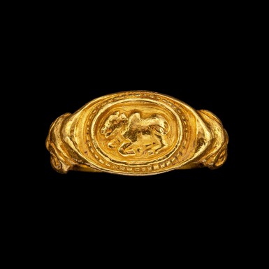 View full screen - View 1 of Lot 1086. A gold ring with an oval bezel of Nandi Khmer, Angkor period, 9th - 10th century | 九至十世紀 高棉吳哥王朝 聖牛南迪紋金戒指.