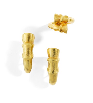 View full screen - View 1 of Lot 103. ILIAS LALAOUNIS | PAIRE DE CLIPS D'OREILLE ET BAGUE OR | GOLD PAIR OF EAR CLIPS AND RING.