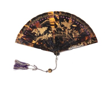 View full screen - View 1 of Lot 157. A Japanese Shibayama tortoiseshell, gold-lacquered and brisé fan, Edo period | Eventail brisé Shibayama en écaille et laque dorée, Japon, période Edo.