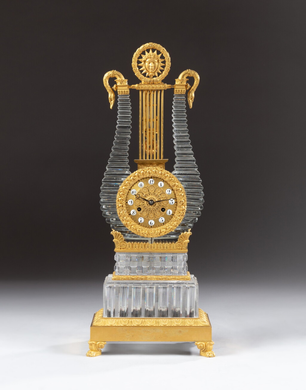 全萤幕检视 - 查看19A lyre clock in gilt bronze and cut Vonêche crystal, Charles X period, circa 1820, attributed à l'Escalier de cristal (widow Désarnaud, Palais Royal) | Pendule lyre en bronze doré et cristal de Vonêche taillé, d'epoque Charles X, vers 1820, attribué à l'Escalier de cristal (veuve Désarnaud, Palais Royal)的1