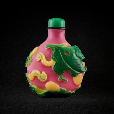 View full screen - View 1 of Lot 996. An emerald-green and yellow double-overlay pink glass ‘silkworms’ snuff bottle Yangzhou school, Qing dynasty, 19th century | 清十九世紀 揚州作粉紅地套黃綠料錦衣玉食圖鼻煙壺.