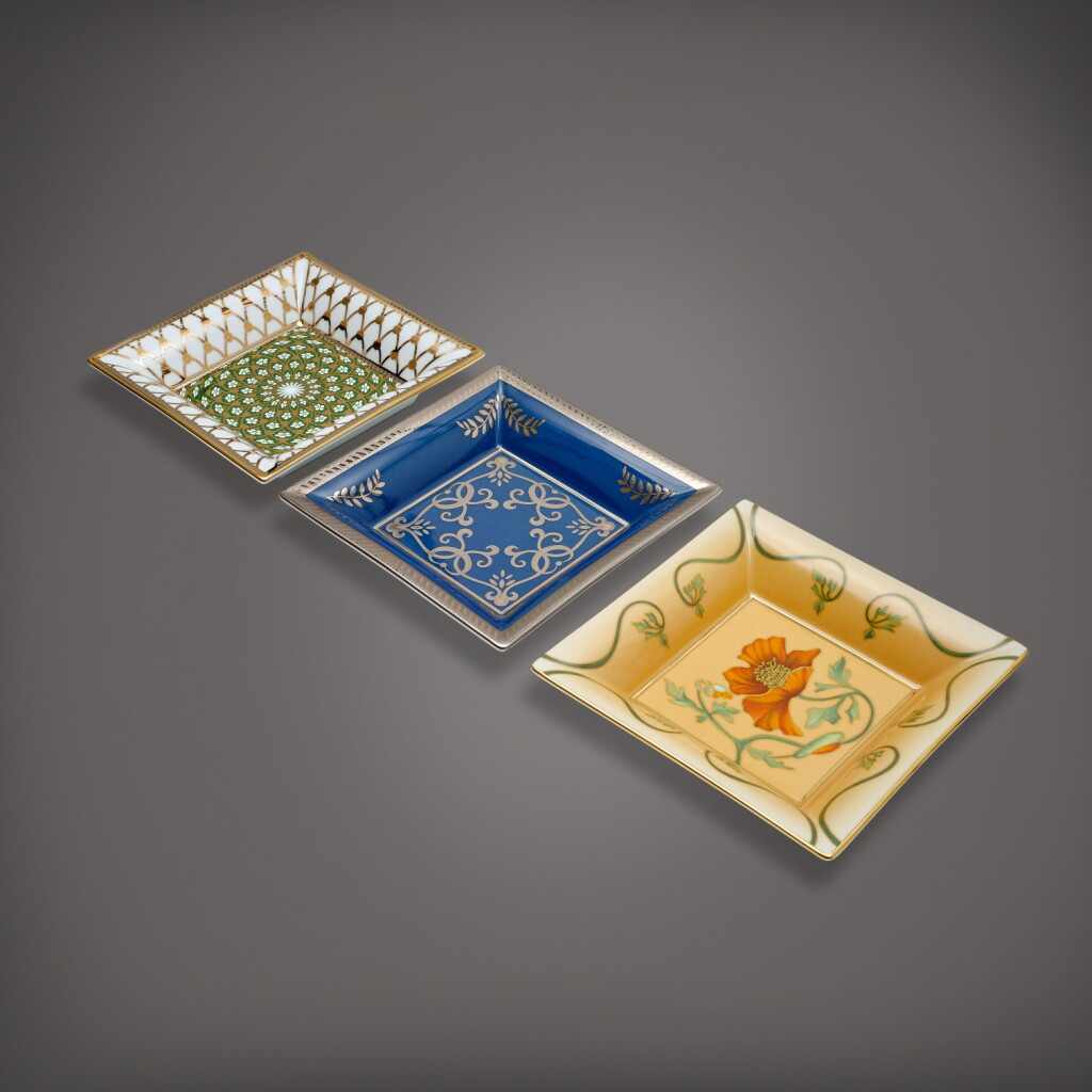全萤幕检视 - 查看828Porcelain de Limoges | A set of three commemorative Limoges porcelain and enamel dishes, Circa 2012, 2013 and 2017 | 百達翡麗 | Porcelain de Limoges | 一套三件利摩日陶瓷及琺瑯擺飾盤,約2012、2013及2017年製的1
