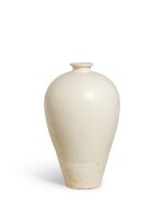 A Cizhou white-glazed vase, meiping, Northern Song dynasty | 北宋 磁州窰白釉梅瓶