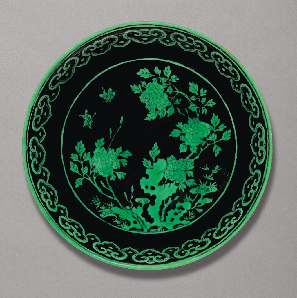 View full screen - View 1 of Lot 37. A BLACK-GROUND GREEN-ENAMELLED 'BUTTERFLY AND FLOWER' DISH, QIANLONG SEAL MARK AND PERIOD | 清乾隆 墨地綠彩蝶戀花紋盤 《大清乾隆年製》款.