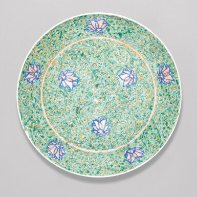 View full screen - View 1 of Lot 71. A FINE AND RARE KAKIEMON EARLY-ENAMELLED DISH, EDO PERIOD, MID-LATE 17TH CENTURY.