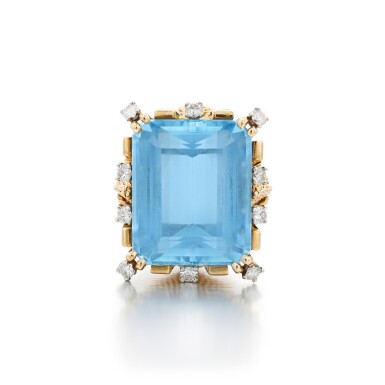 View full screen - View 1 of Lot 763. Sterlé | Bague aigue-marine or et diamants | Aquamarine gold and diamond.